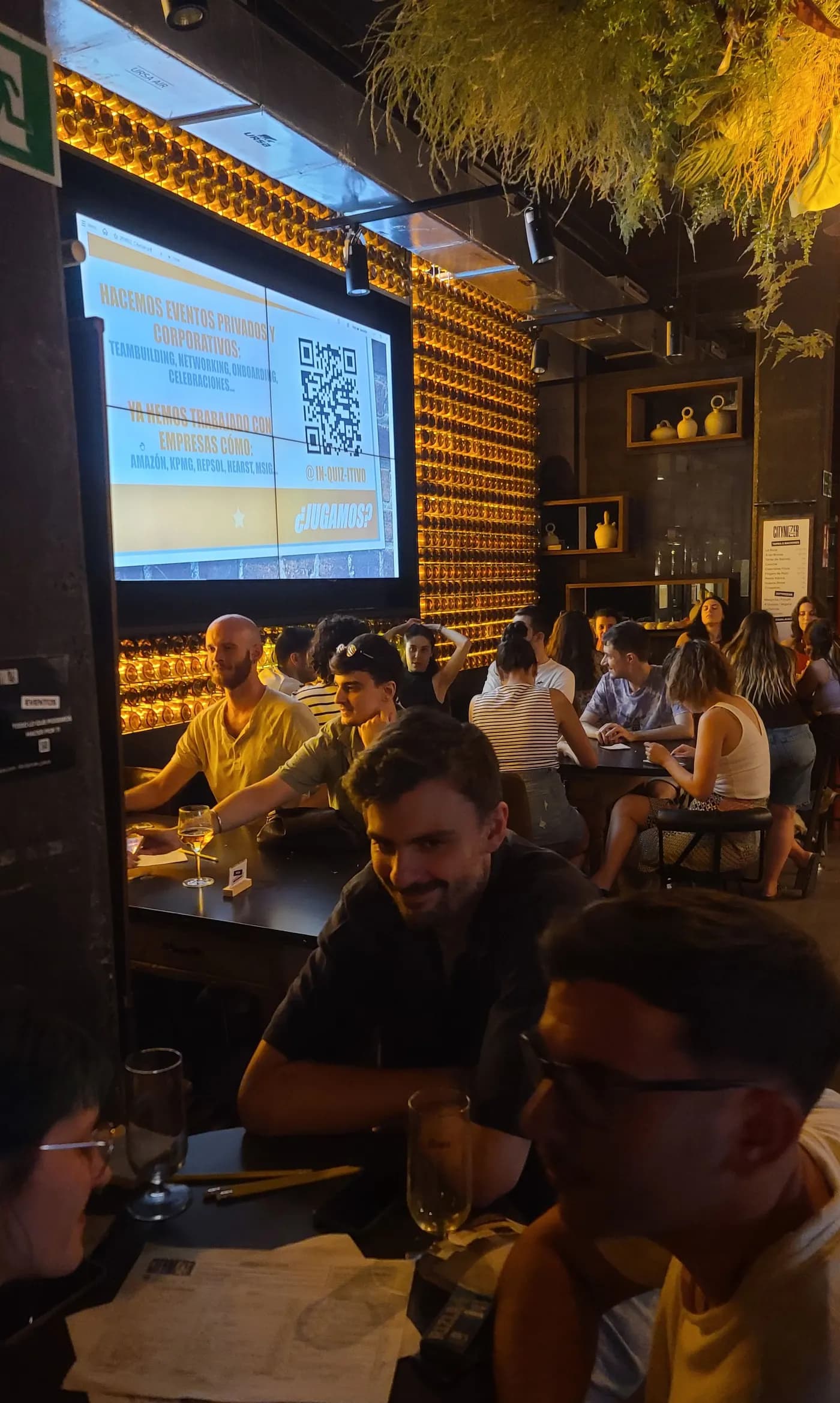 Equipos compitiendo durante una Quiz Night
