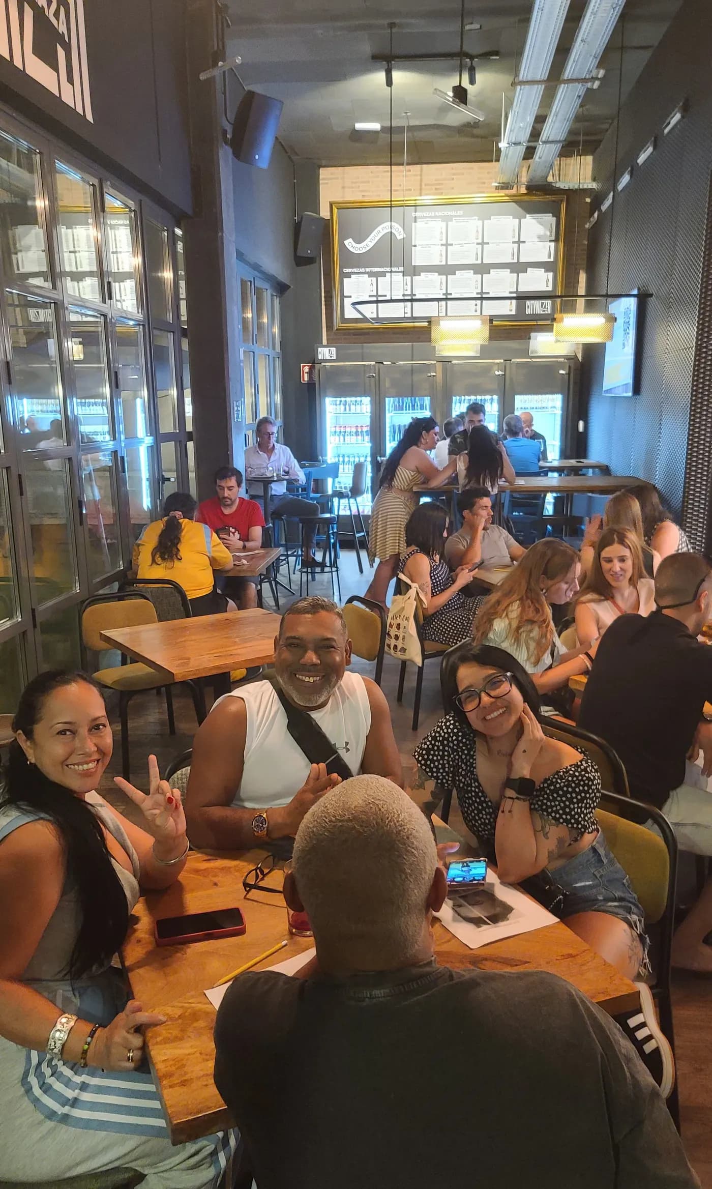 Equipos celebrando durante una Quiz Night