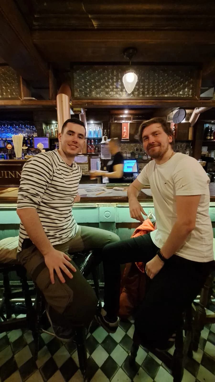Jugadores pasándolo bien en una Quiz Night de INQUIZITIVO