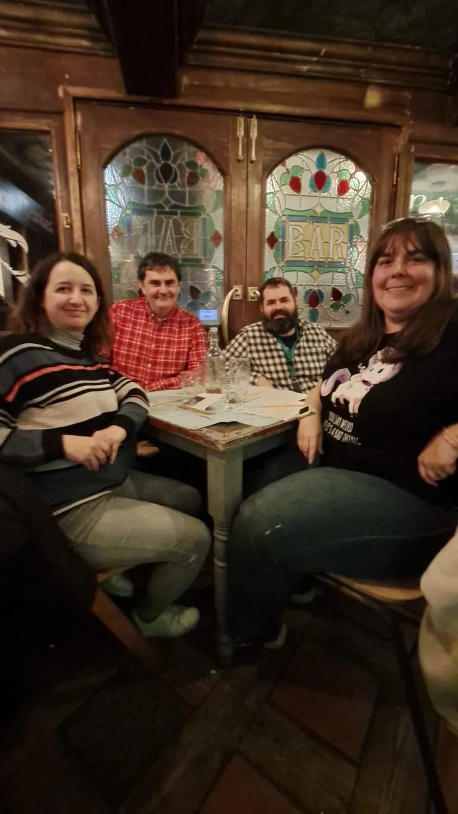 Jugadores pasándolo bien en una Quiz Night de INQUIZITIVO