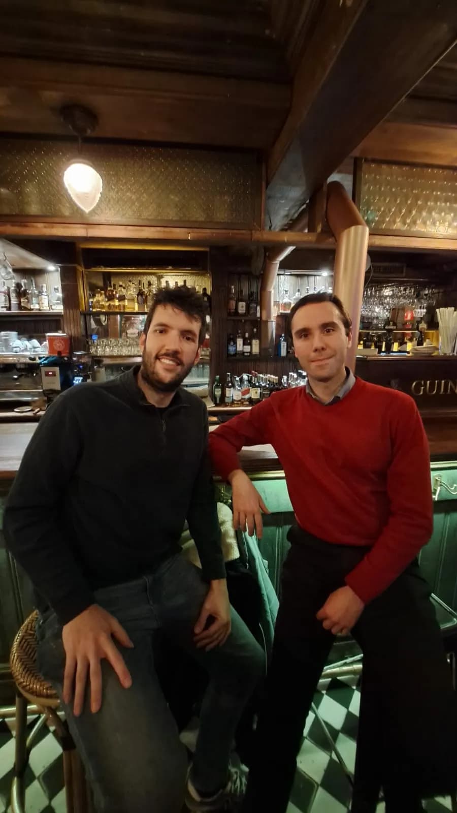 Jugadores pasándolo bien en una Quiz Night de INQUIZITIVO