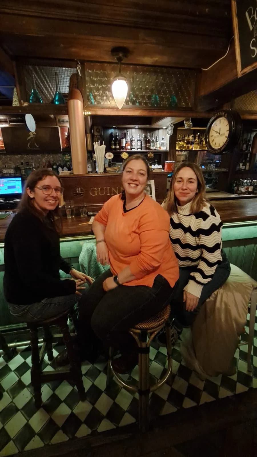 Jugadores pasándolo bien en una Quiz Night de INQUIZITIVO