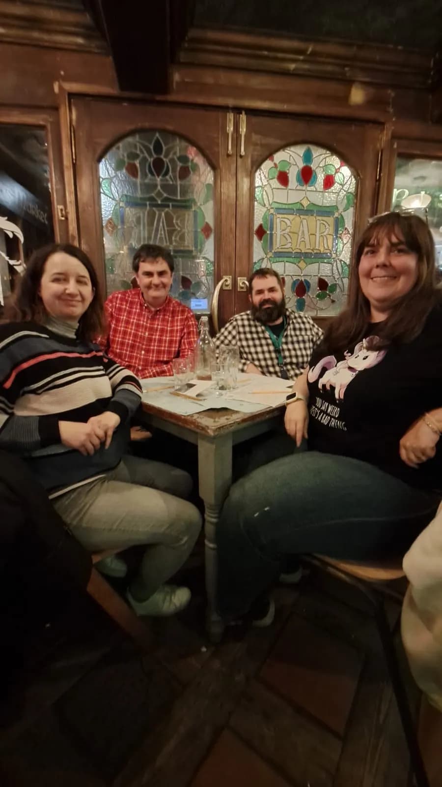 Jugadores pasándolo bien en una Quiz Night de INQUIZITIVO