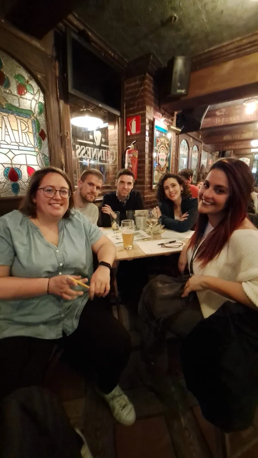 Jugadores pasándolo bien en una Quiz Night de INQUIZITIVO