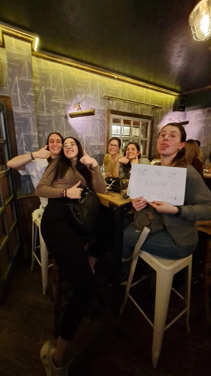 Jugadores pasándolo bien en una Quiz Night de INQUIZITIVO