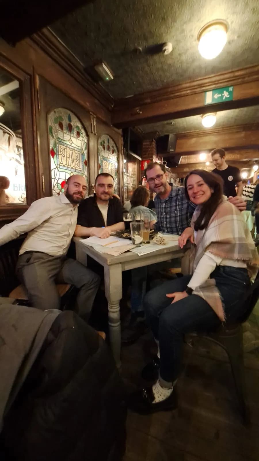 Jugadores pasándolo bien en una Quiz Night de INQUIZITIVO