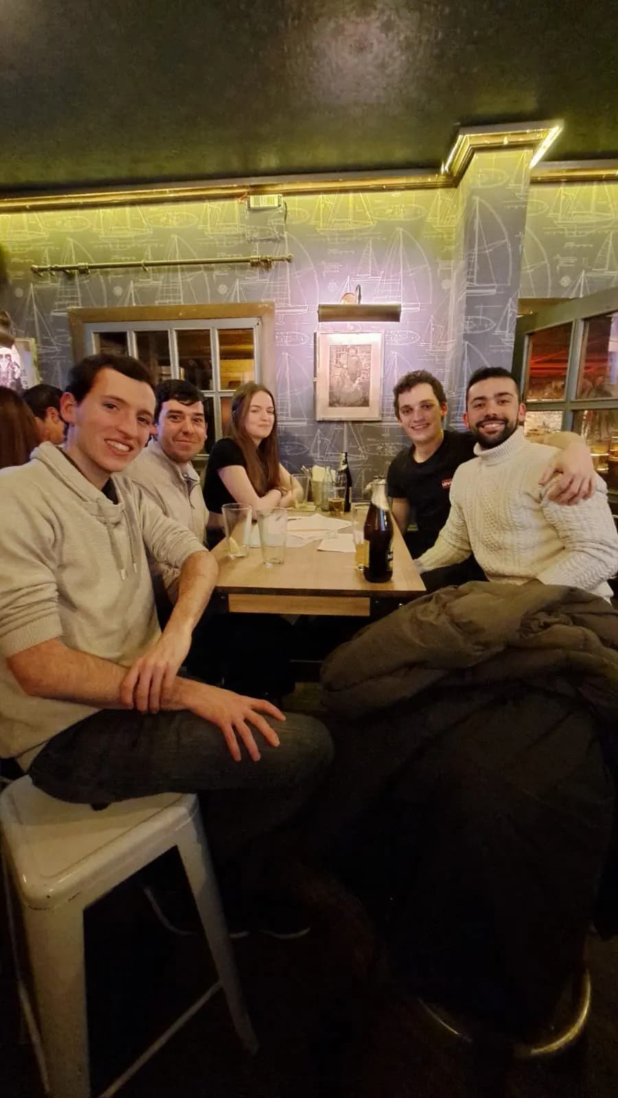 Jugadores pasándolo bien en una Quiz Night de INQUIZITIVO