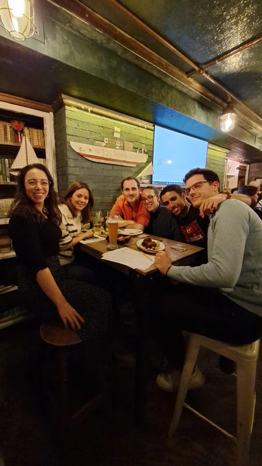 Jugadores pasándolo bien en una Quiz Night de INQUIZITIVO