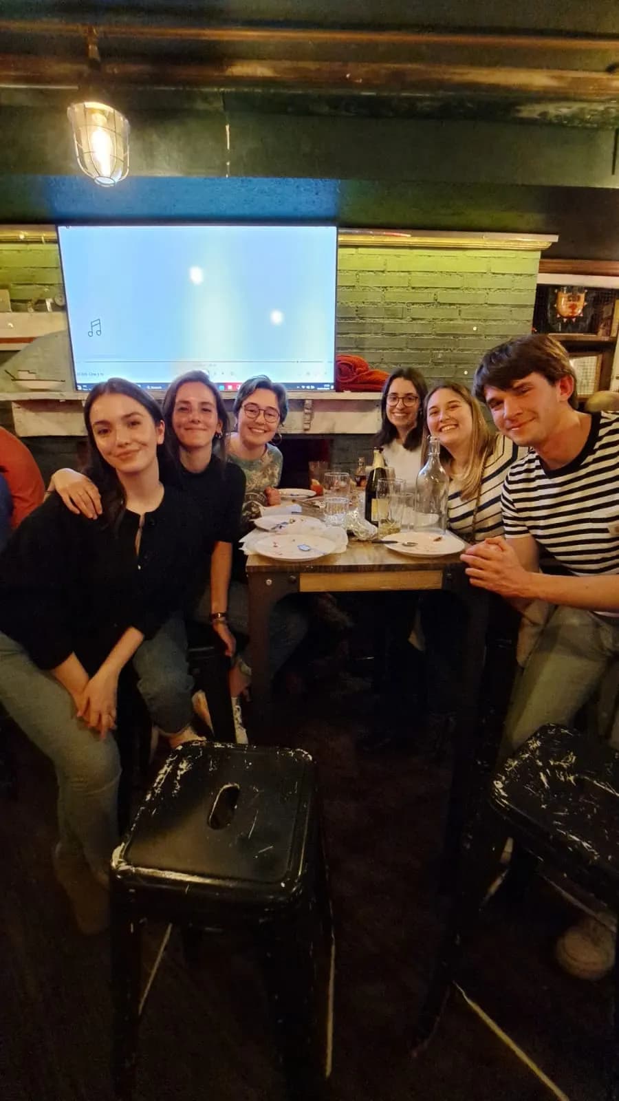 Jugadores pasándolo bien en una Quiz Night de INQUIZITIVO
