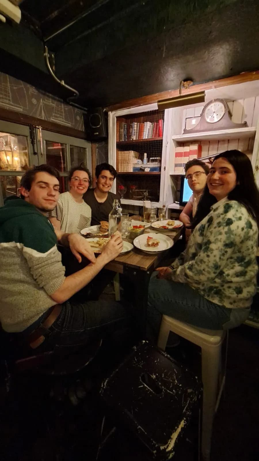 Jugadores pasándolo bien en una Quiz Night de INQUIZITIVO