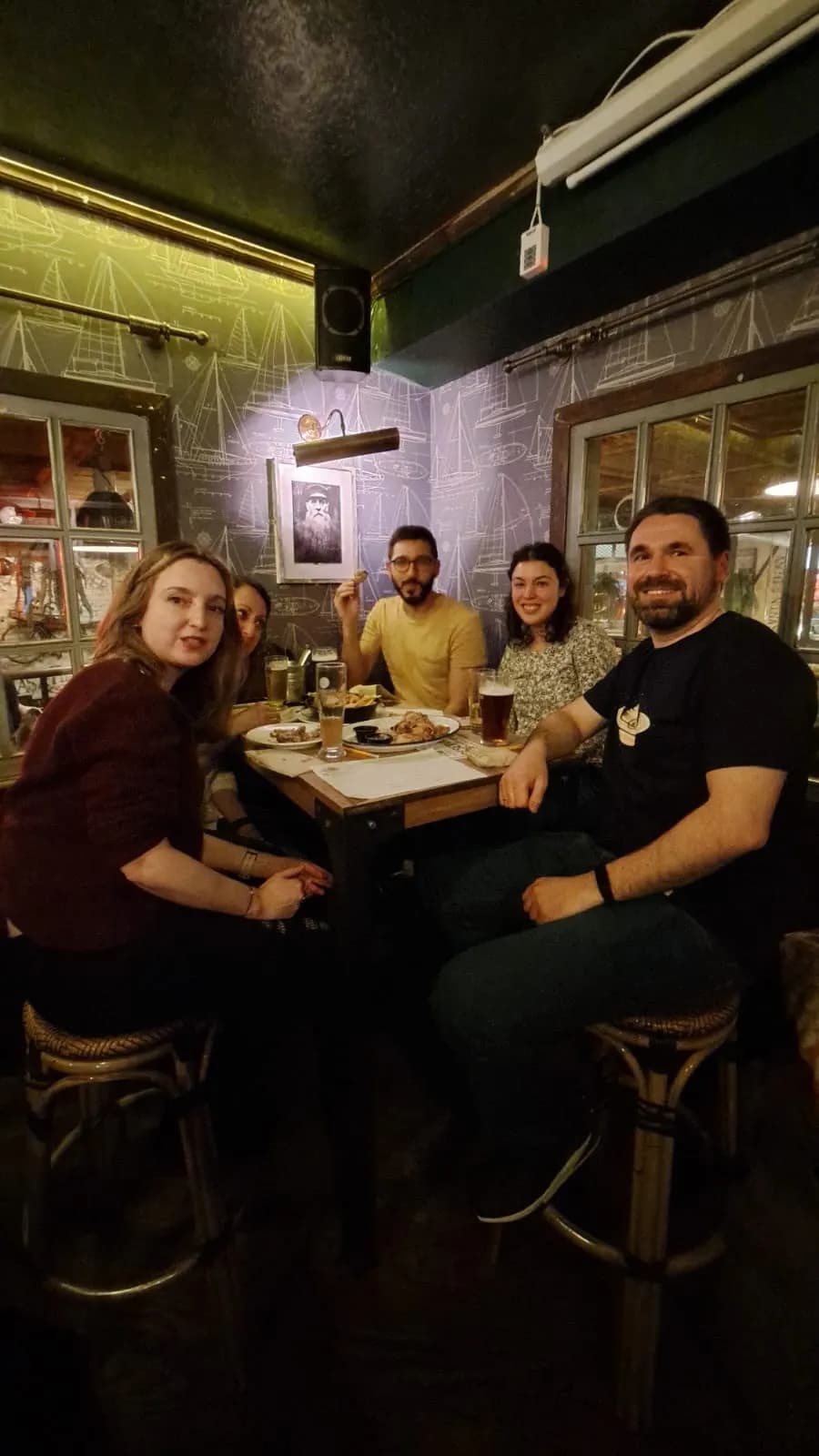 Jugadores pasándolo bien en una Quiz Night de INQUIZITIVO