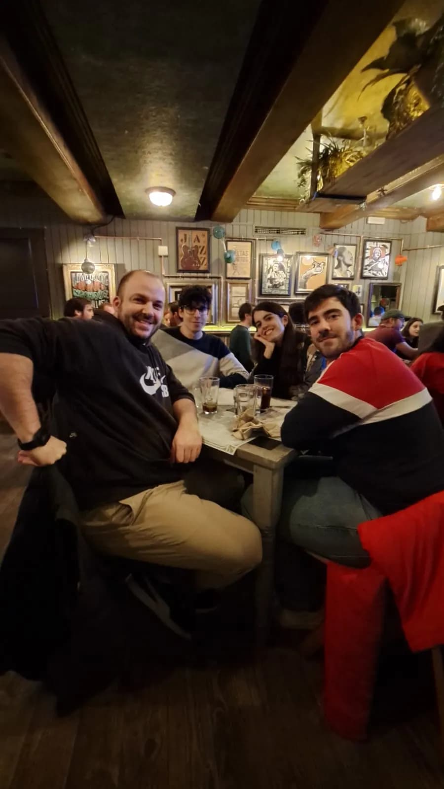 Jugadores pasándolo bien en una Quiz Night de INQUIZITIVO