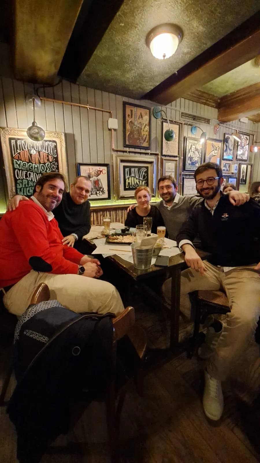 Jugadores pasándolo bien en una Quiz Night de INQUIZITIVO