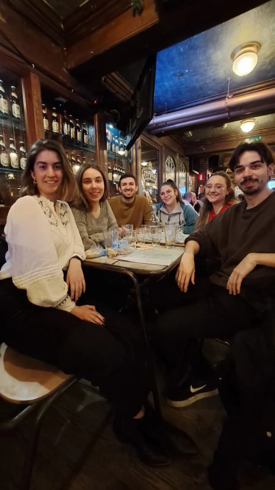 Jugadores pasándolo bien en una Quiz Night de INQUIZITIVO