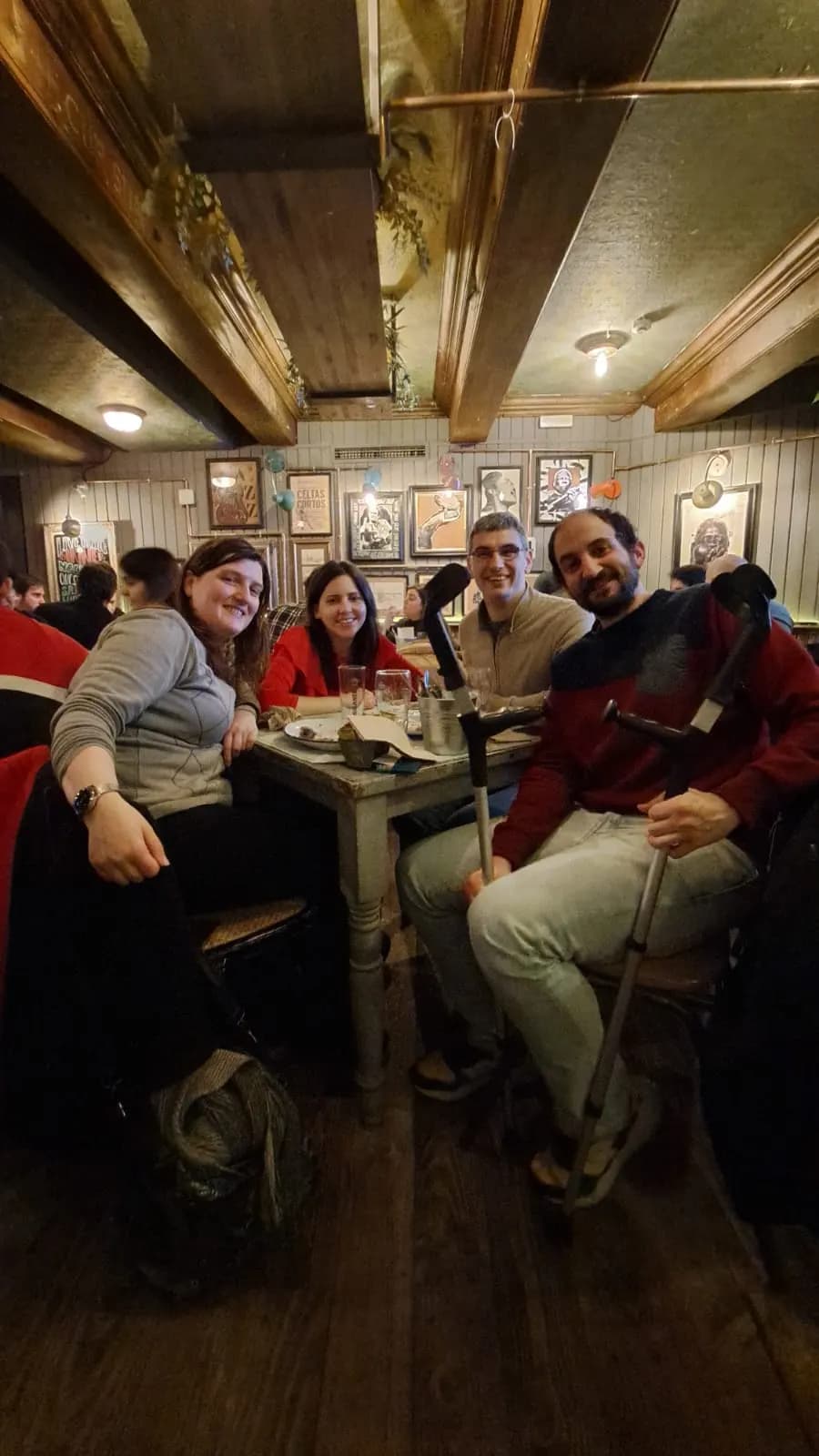 Jugadores pasándolo bien en una Quiz Night de INQUIZITIVO