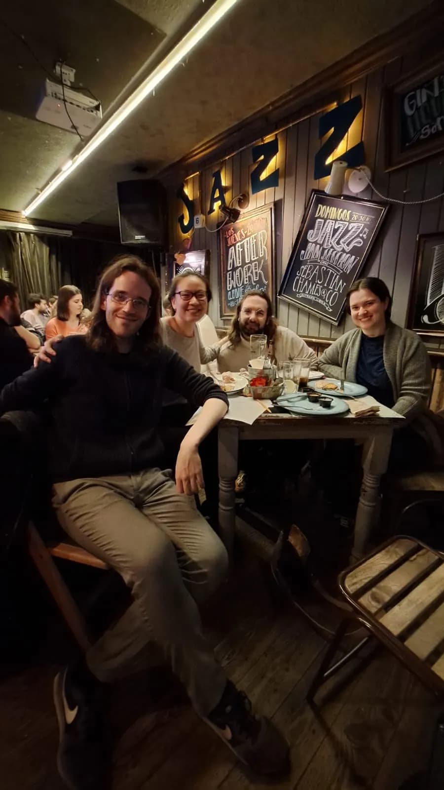 Jugadores pasándolo bien en una Quiz Night de INQUIZITIVO