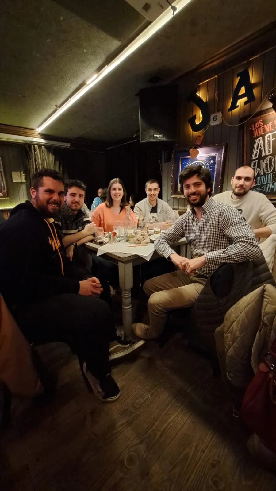 Jugadores pasándolo bien en una Quiz Night de INQUIZITIVO
