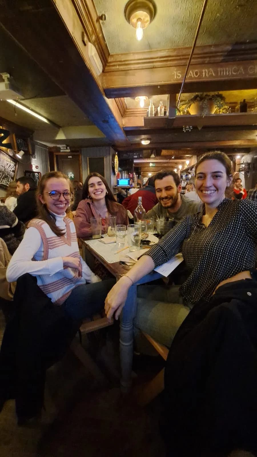 Jugadores pasándolo bien en una Quiz Night de INQUIZITIVO