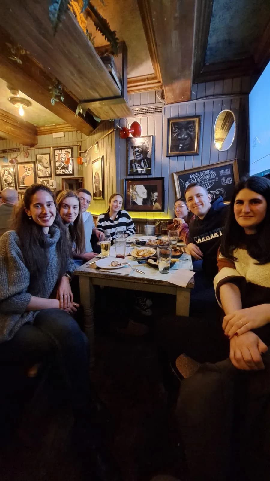 Jugadores pasándolo bien en una Quiz Night de INQUIZITIVO