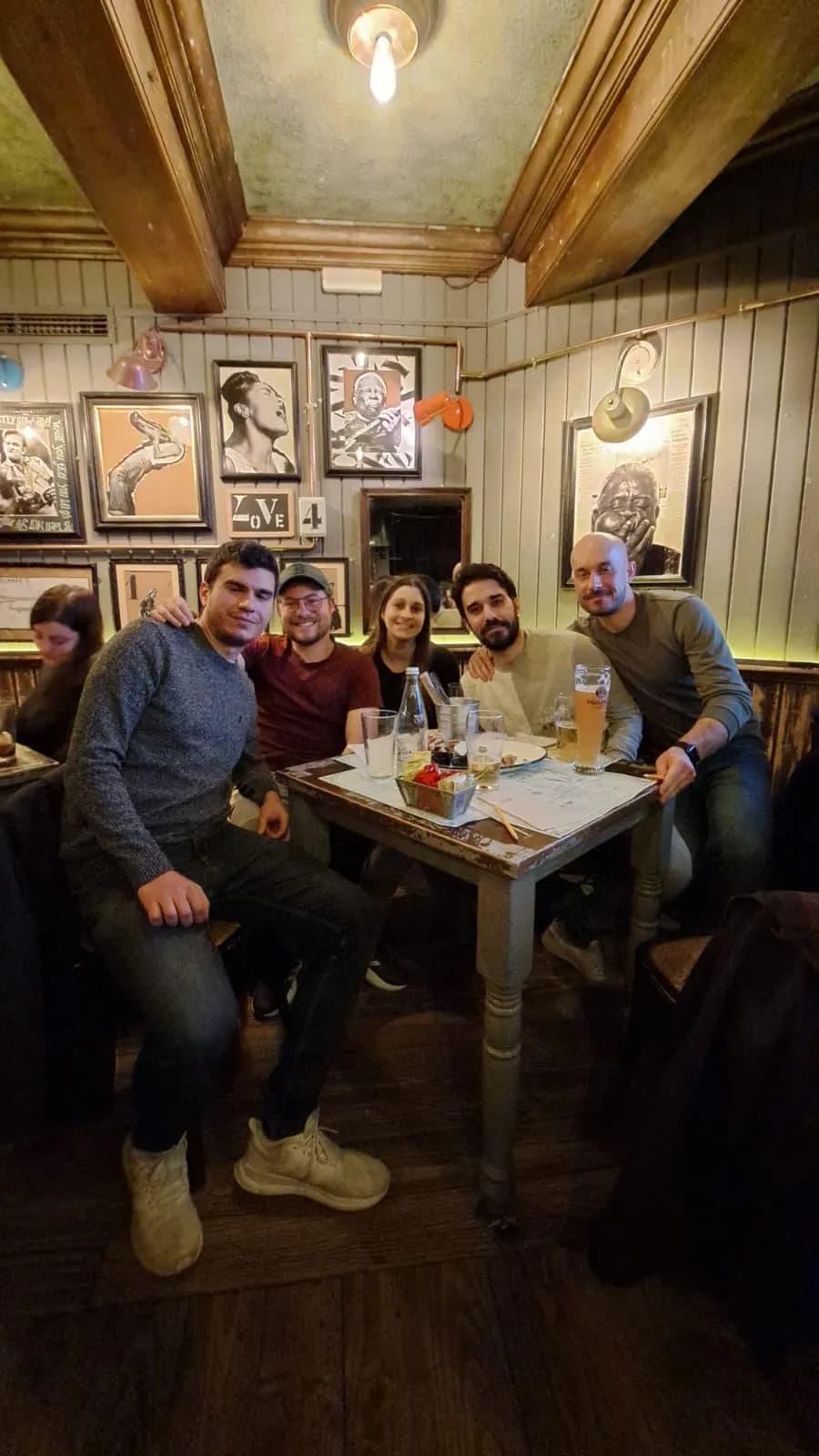 Jugadores pasándolo bien en una Quiz Night de INQUIZITIVO