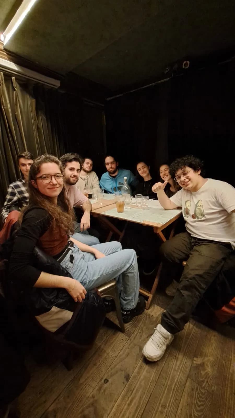 Jugadores pasándolo bien en una Quiz Night de INQUIZITIVO