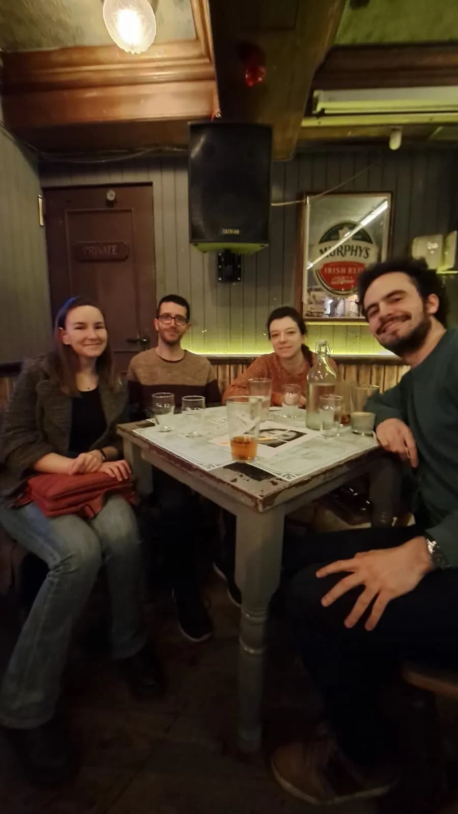 Jugadores pasándolo bien en una Quiz Night de INQUIZITIVO