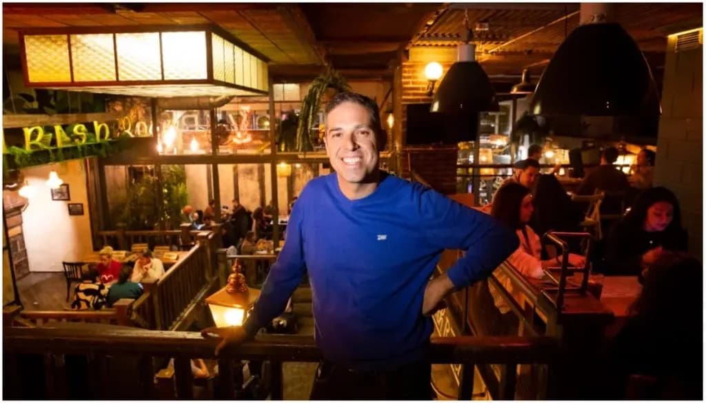 José, el Quiz Master de INQUIZITIVO, en uno de los locales donde juega